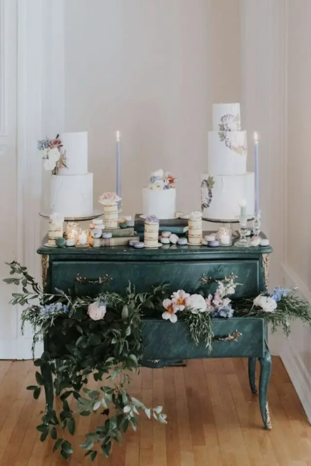 mariage thème Bridgerton regency bureau ancien pour créer un buffet de dessert décoré avec des fleurs et des plantes vertes gâteaux à plusieurs étages élégance 