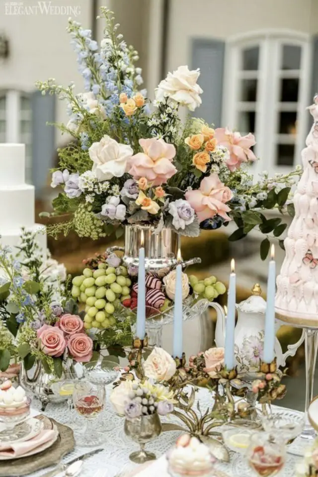 mariage thème Bridgerton regency décor de table bouquet en hauteur candélabre ancien bougies bleu pastel rose 