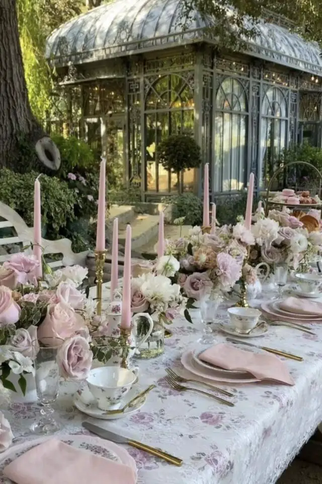 mariage thème Bridgerton regency en extérieur serre en fer forgé décor de rêve table nappe fleurie rose et blanc bougie vaisselle 