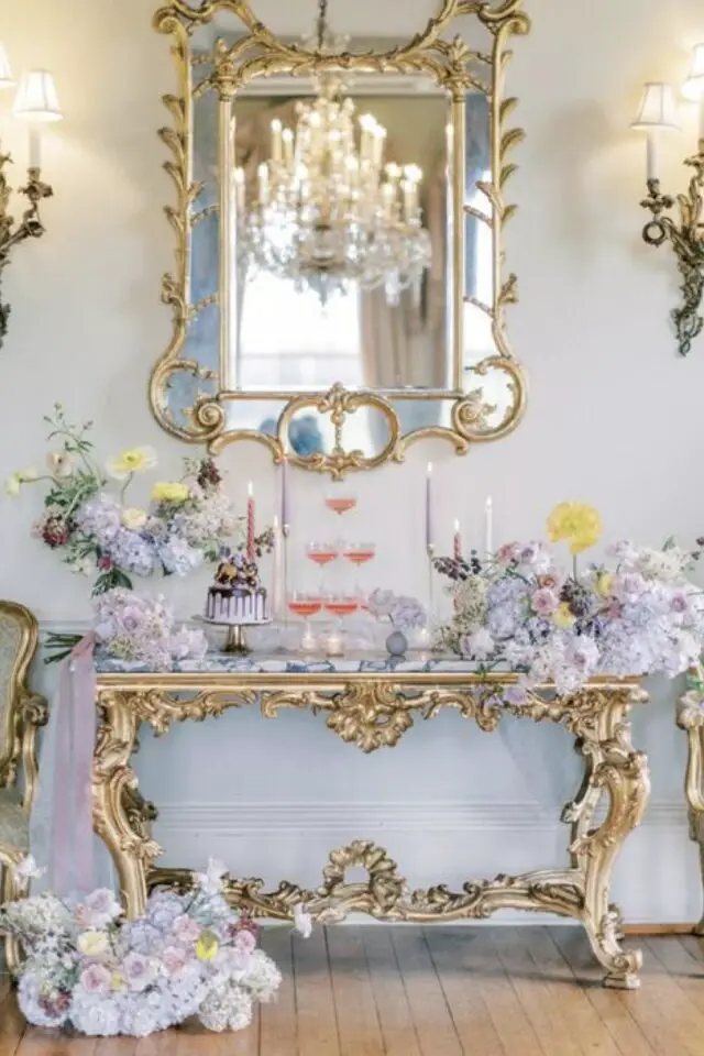 mariage thème Bridgerton regency console ancienne piètement doré miroir élégant buffet à cocktail bouquet de fleurs parme lilas 