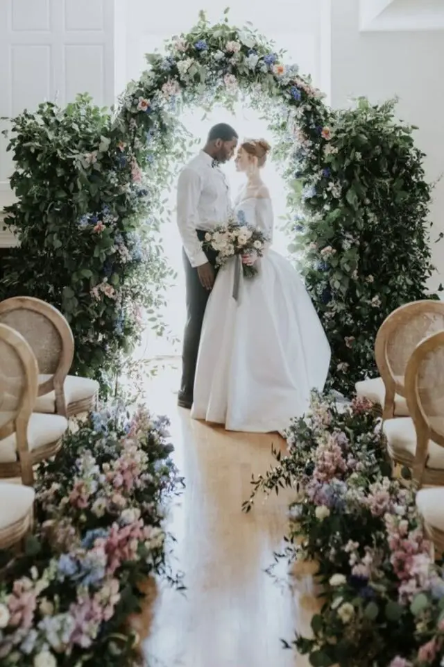 mariage thème Bridgerton regency arche fleurie à l'intérieur couple chaises vintage shabby chic printemps 