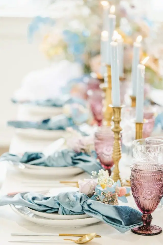 mariage thème Bridgerton regency décoration de table simple couverts doré serviette en tissus bleu verre à vin prune bougeoir en laiton 