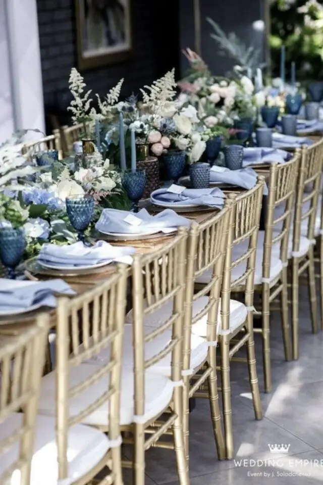 mariage thème Bridgerton regency décoration table en longueur élégante bleu et blanc bouquet de fleur bougie 