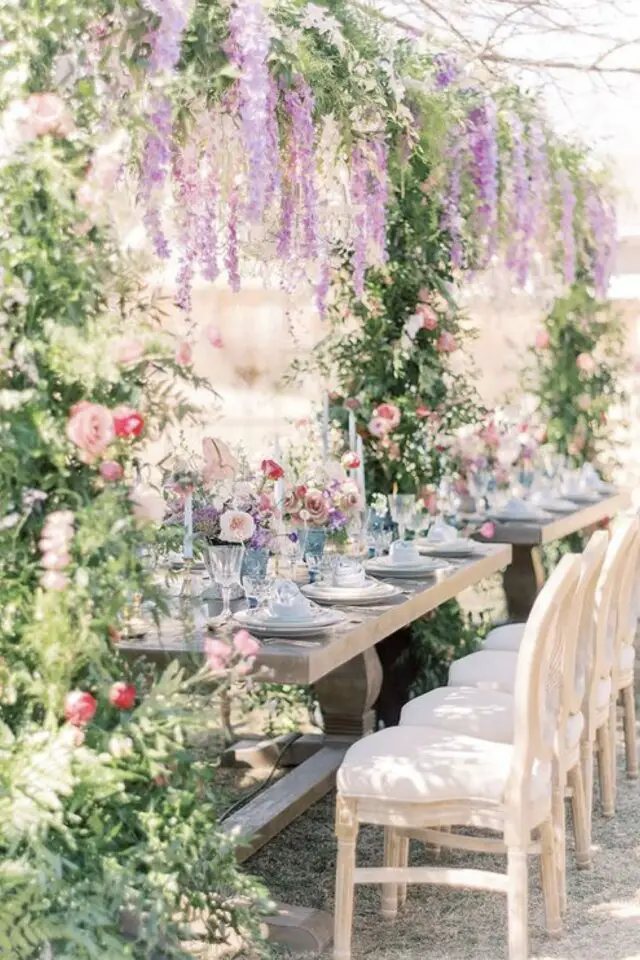 mariage thème Bridgerton regency en extérieur jardin suspension de fleur au dessus de la table chaise en bois shabby chic bouquet déco table bougeoir 