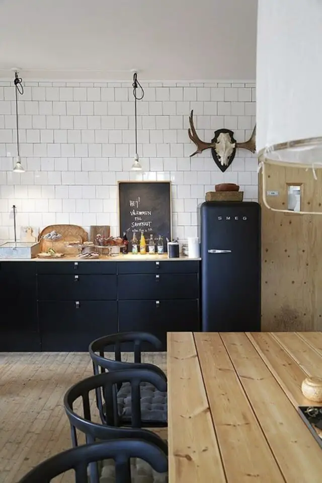 accessoire déco noir intérieur audacieux exemple chaise salle à manger design ouverte sur la cuisine meuble bas couleur sombre frigo smeg blanc et bois 