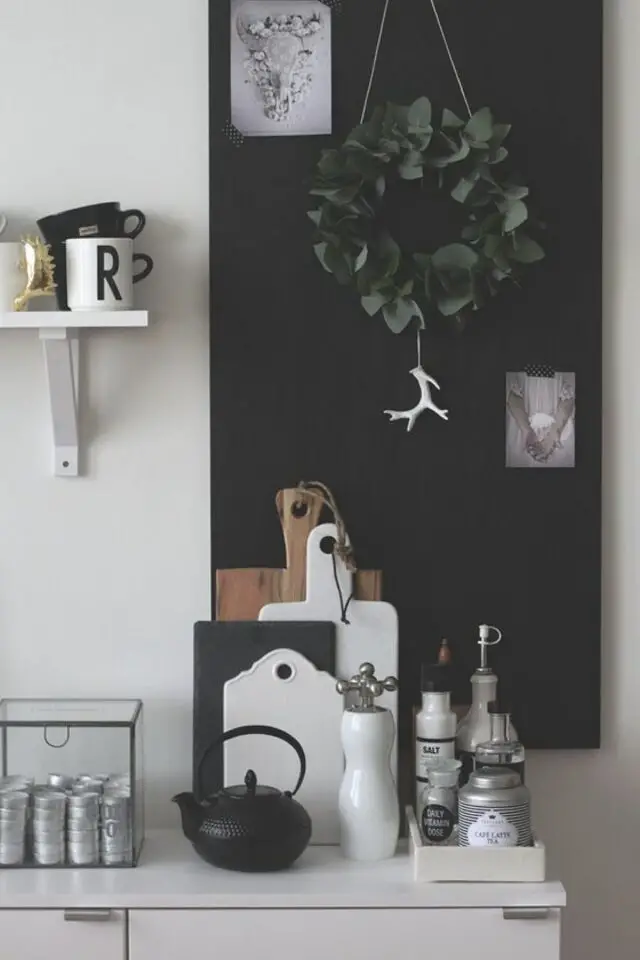 accessoire déco noir intérieur audacieux exemple cuisine moderne plaque murale étagère ustensiles et théière 