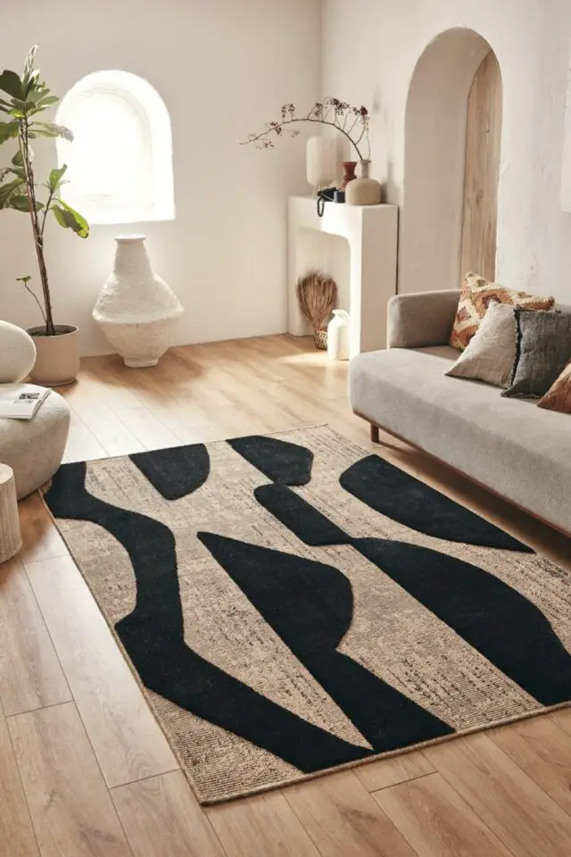 accessoire déco noir intérieur audacieux exemple tapis motifs abstrait fond naturel salon séjour moderne 