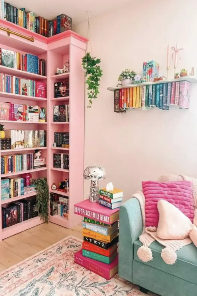 aménagement coin lecture adolescente bibliothèque rose canapé vert couleur acidulée bookstagram 