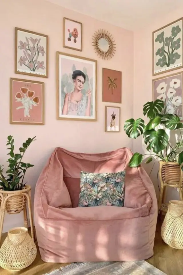 aménagement coin lecture adolescent fauteuil pouf en velours rose chambre cosy plantes moderne 