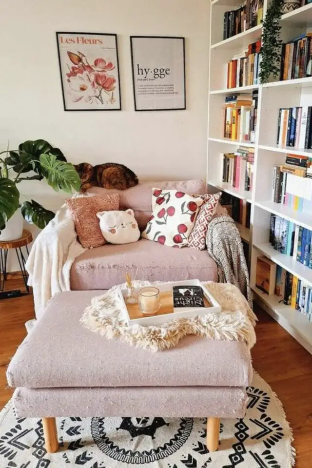 aménager chambre adolescent coin lecture grande bibliothèque blanche fauteuil cosy rose avec coussins repose-pied affiche déco encadrée