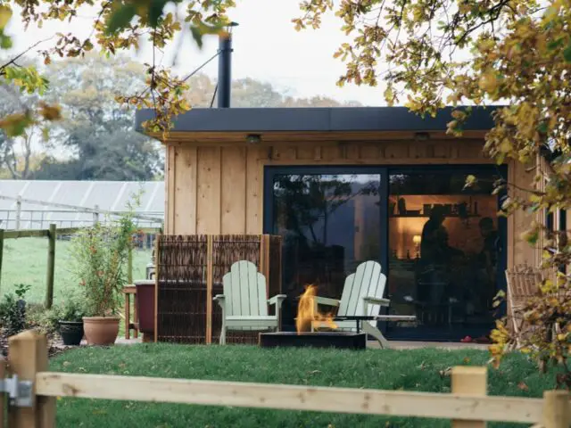 transformer maison d'enfance en bed and breakfast cosy et vintage ajout bungalow en bois campagne anglaise