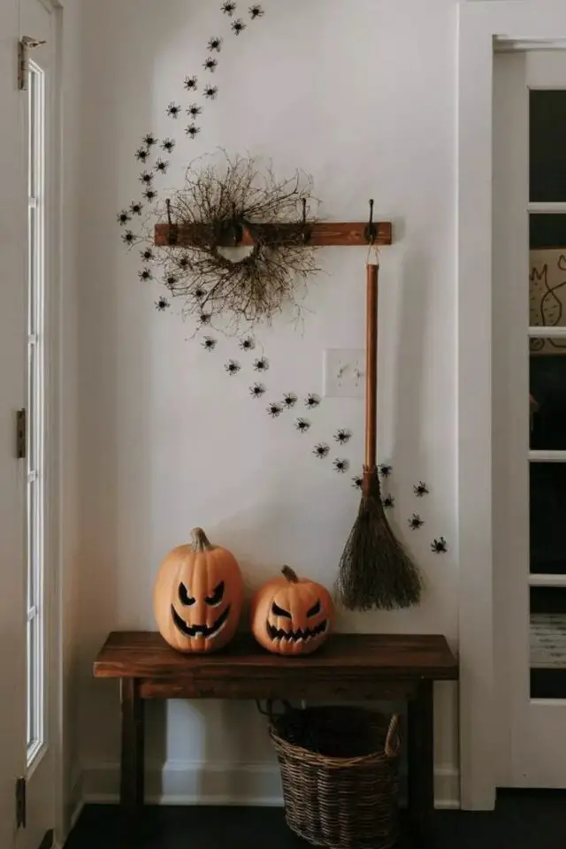 bricolage facile halloween citrouille petite araignée balais suspendu décor d'entrée 