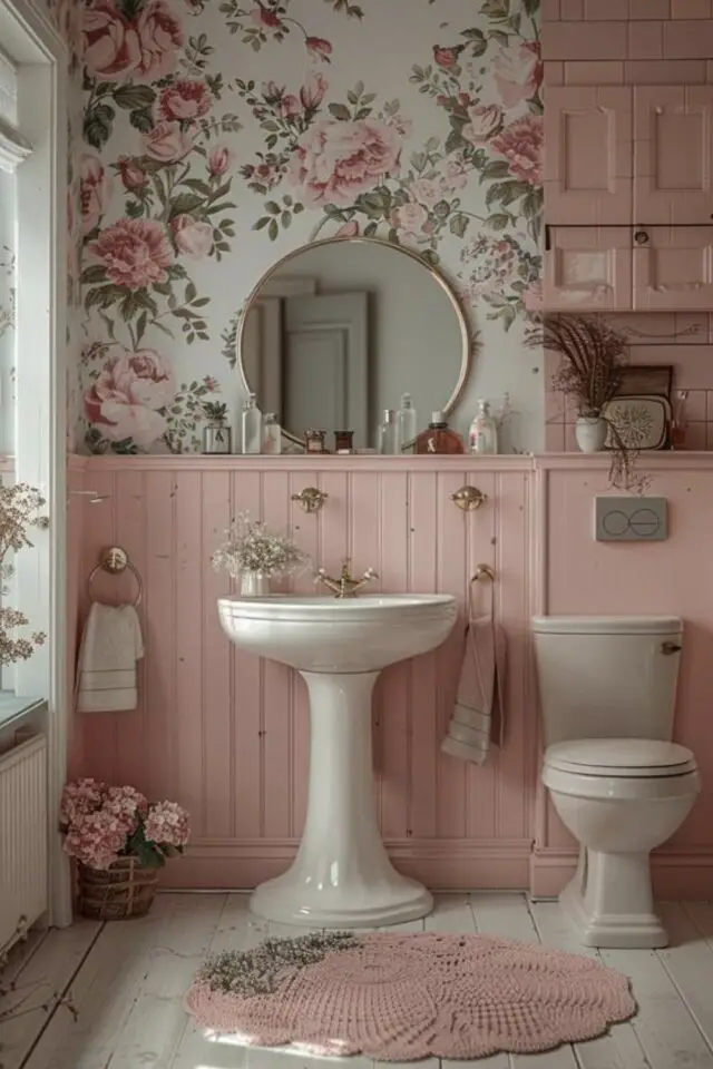 caractéristiques style Shabby Chic salle de bain soubassement rose en lambris papier peint fleur fond blanc ancien brocante 