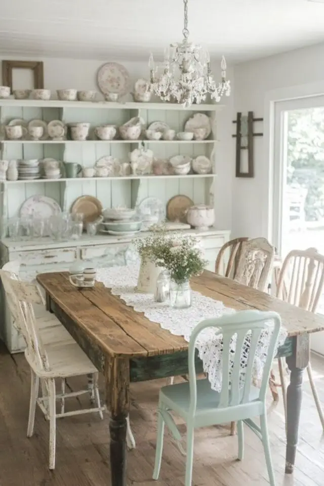 caractéristiques style Shabby Chic salle à manger table en bois ancienne chaises dépareillées colorées pastel vaisselier 