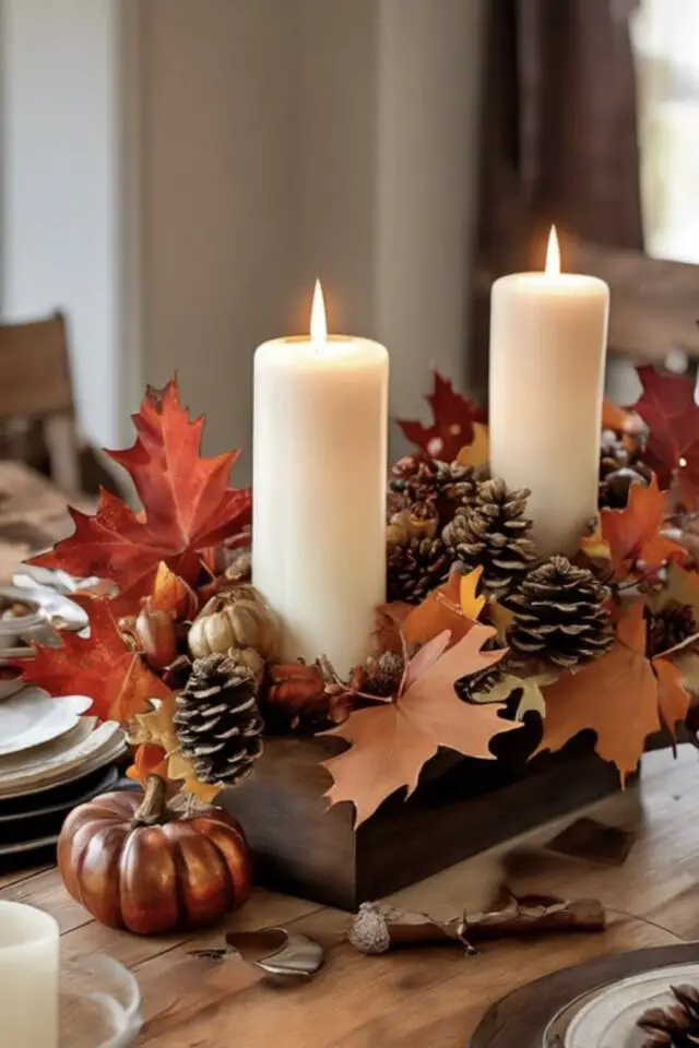 centre de table décoration automne petite boite en bois avec bougie blanche feuille orange et rouge pomme de pin petite citrouille cuivre métallisé 