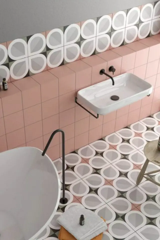 carrelage de salle de bain mural rose sol motif baignoire et vasque modernes blancs 