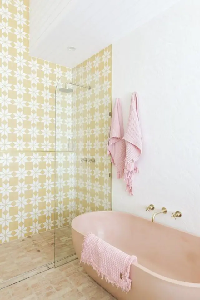 salle de bain moderne mur blanc baignoire rose îlot douche carrelage jaune carreaux de ciment ambiance fraiche et tendance 