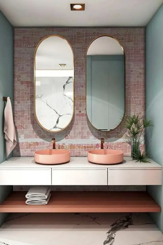 salle de bain meuble double vasque lavabo rose papier peint effet mosaïque miroir ovale tendance 