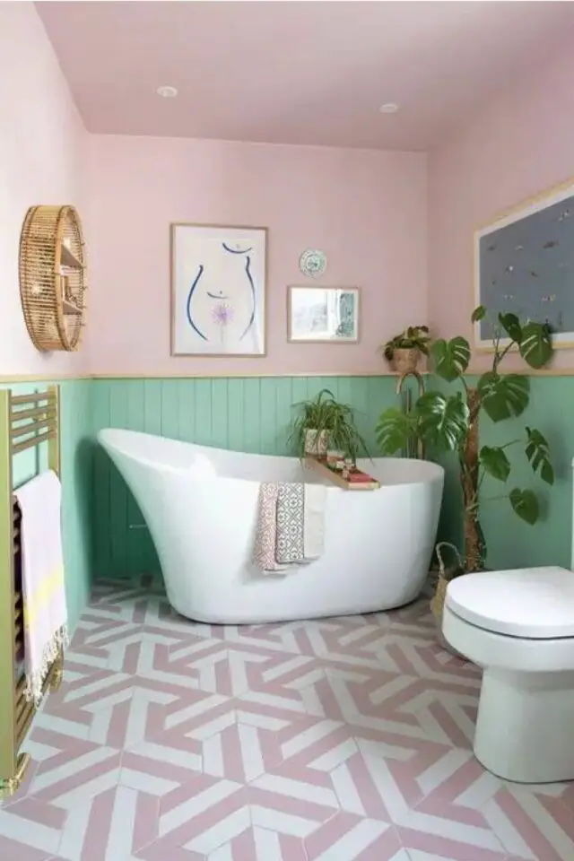 petite salle de bain moderne rose association de couleur soubassement ver carrelage sol graphique géométrique 