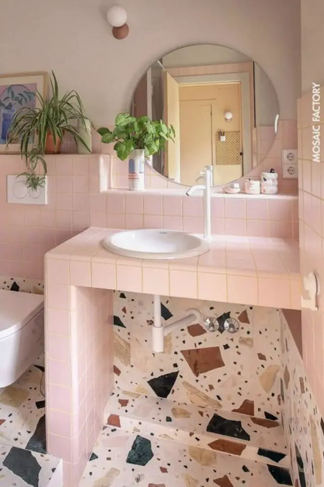 petite salle de bain rose lumineuse meuble en carrelage carré sil en terrazzo grand format 