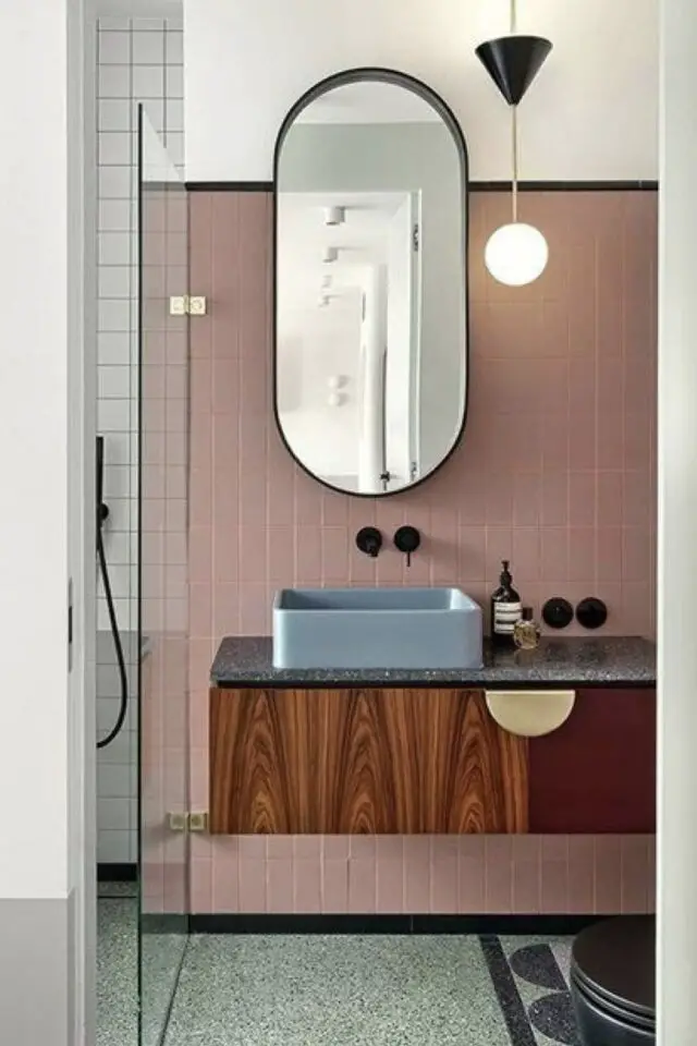 salle de bain élégante blanche et rose carrelage liseré noir miroir oval meuble vasque en bois mid century modern