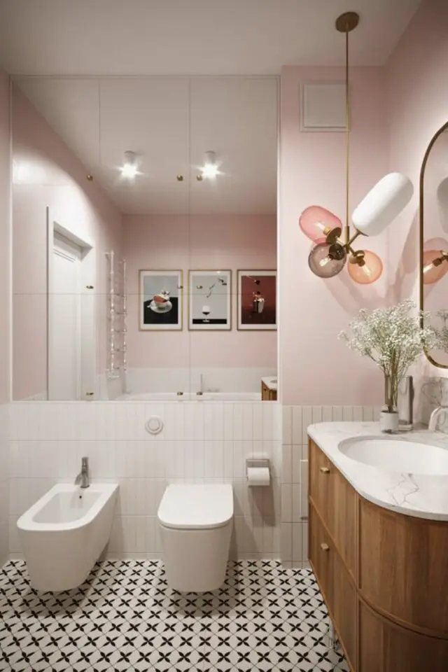 peinture salle de bain rose pastel clair soubassement carrelage blanc toilettes bidet meuble en bois vasque marbre 