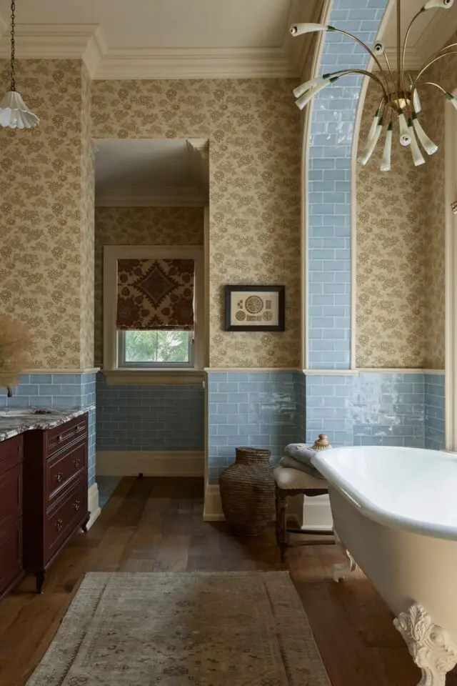 décor maison style grandmillennial salle de bain ancienne soubassement carrelage bleu papier peint fleuri écru baignoire îlot 