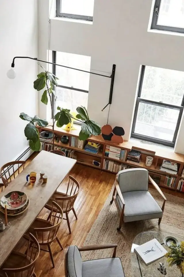 exemple aménagement salon séjour moderne ouvert salle à manger pièce de vie lumineuse meuble en bois rangement bas fauteuil gris grande table en bois chaise 