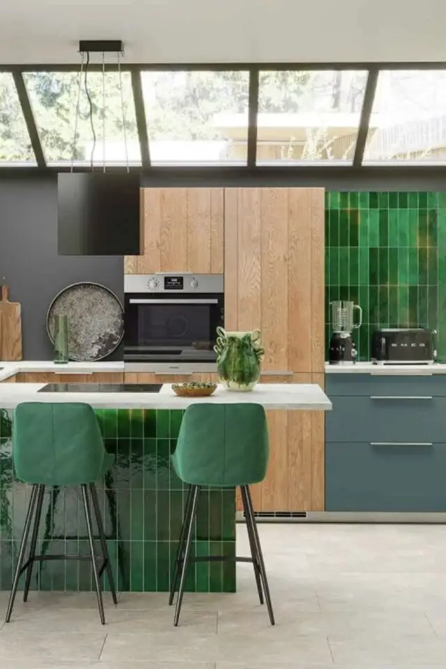 exemple cuisine moderne sur mesure avec puit de lumière meuble en bois et gris îlot central vert émeraude carrelage chic 