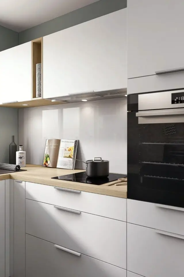 exemple conception cuisine sur mesure petit espace appartement meuble moderne blanc épuré plan de travail bois électroménager encastré 