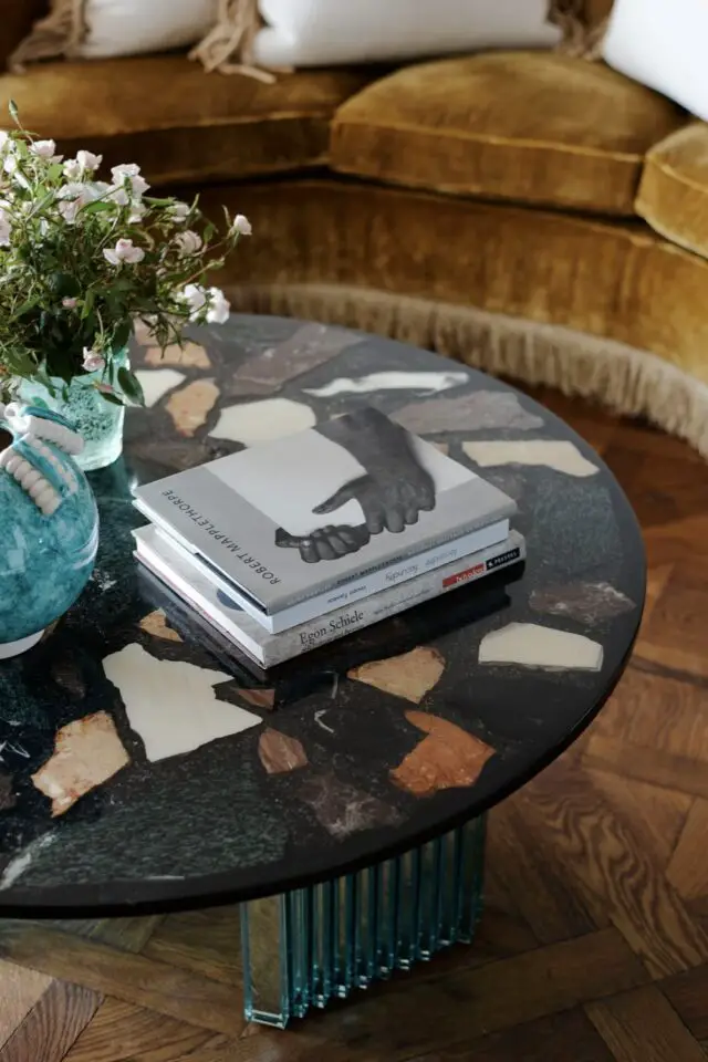 intérieur éclectique intemporel appartement Sydney table basse ronde terrazzo noir 