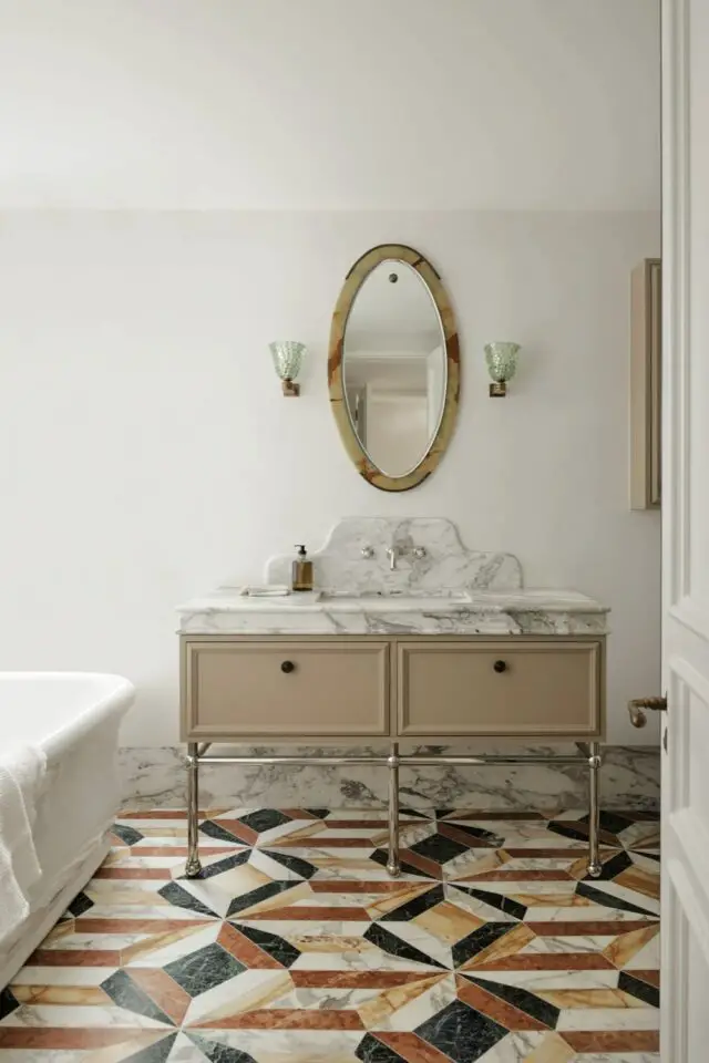 intérieur éclectique intemporel appartement Sydney salle de bain sol chic marbre meuble vasque miroir ovale 