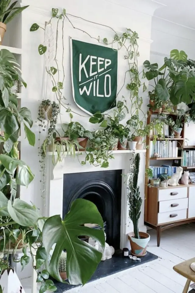 intérieur salon moderne accessoire décoratif plantes vertes esprit jungle cheminée bibliothèque 