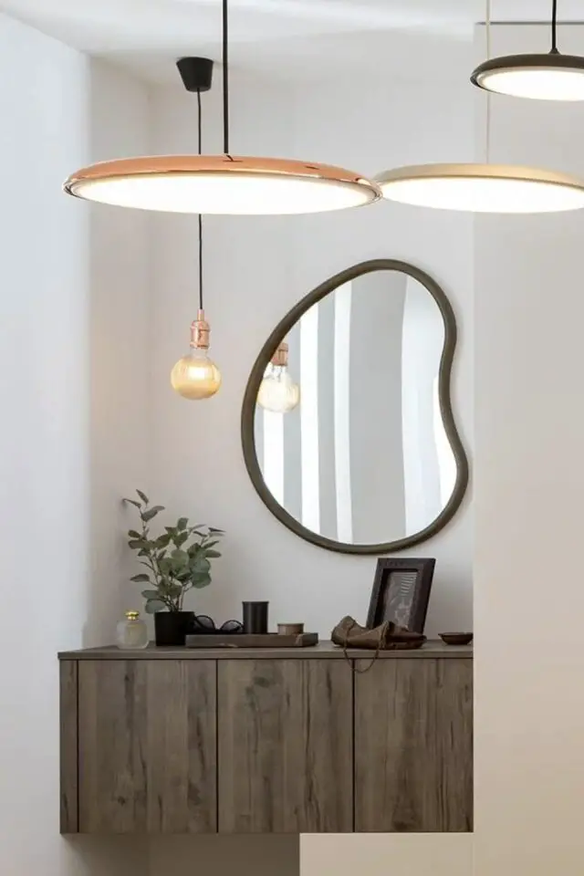 meuble d'entrée sur-mesure rangement chaussure et manteau petit espace moderne et chic miroir bois et couleur neutre 