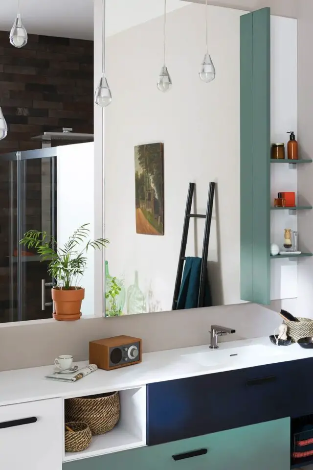 salle de bain aménagement sur mesure meuble coloré moderne pratique espace familial 