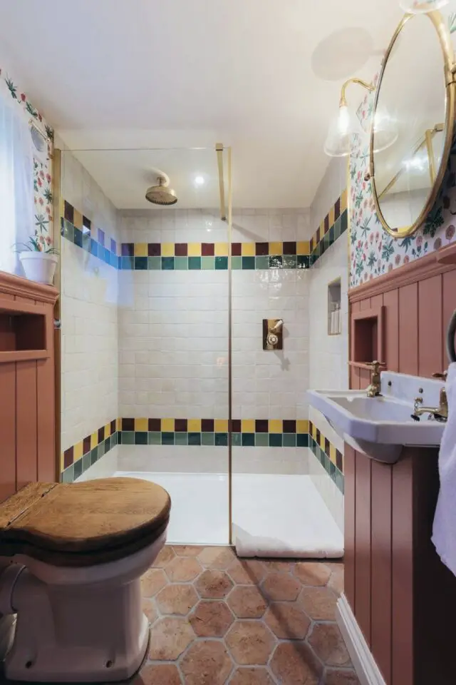 visite déco bnb campagne style vintage cosy salle de bain avec douche soubassement lambris terracotta papier peint fleuri 