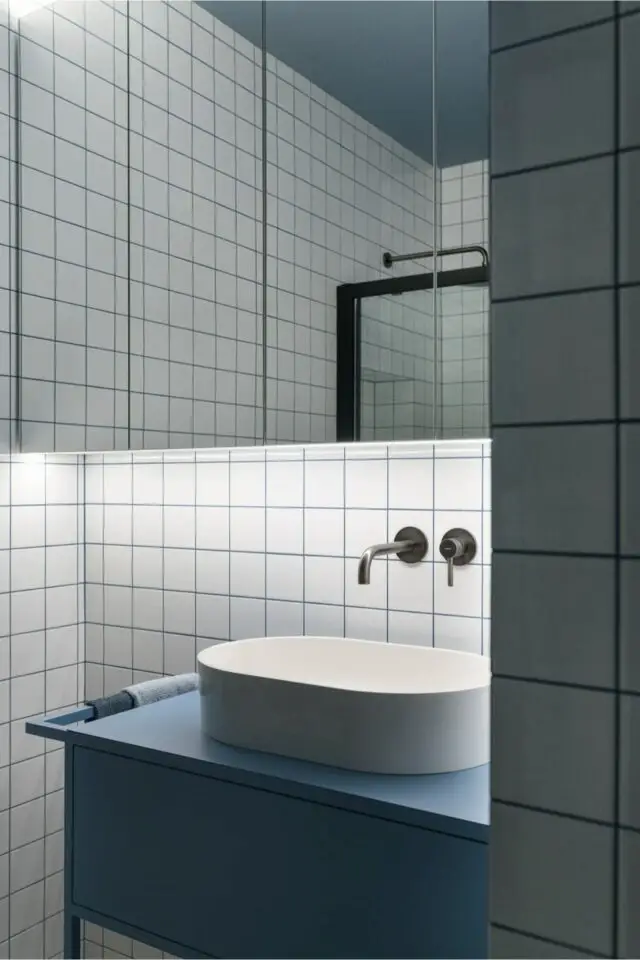 appartement 38m2 décor néo-rétro petite salle de bain blanche et bleu minimaliste meuble vasque moderne 