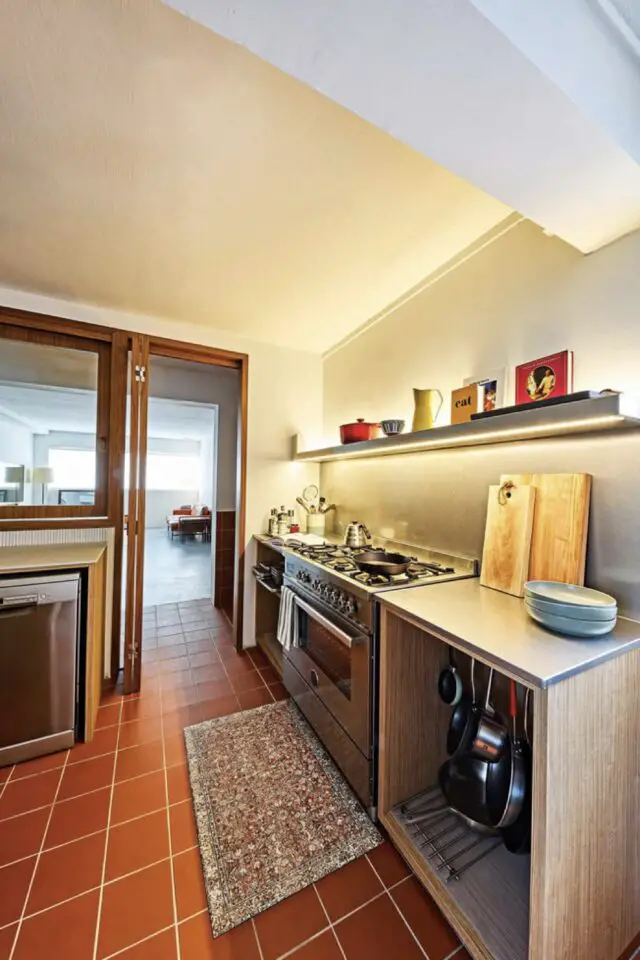 appartement meuble mid century moderne exemple aménagement cuisine avec piano de cuisson en inox éclairage led sous étagère 