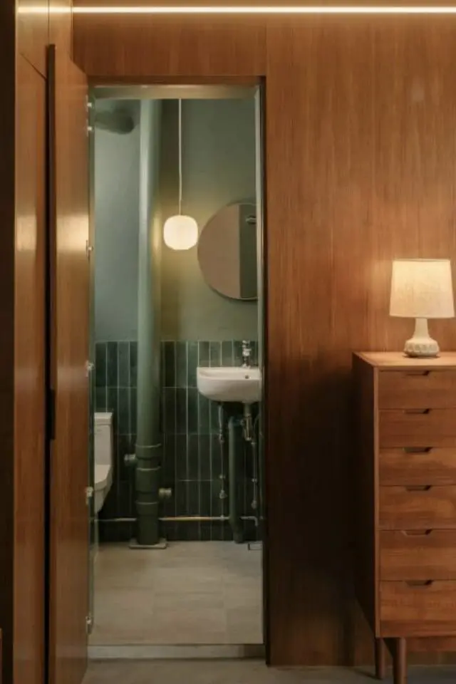 appartement meuble mid century moderne exemple salle de bain verte mur extérieur en bois 