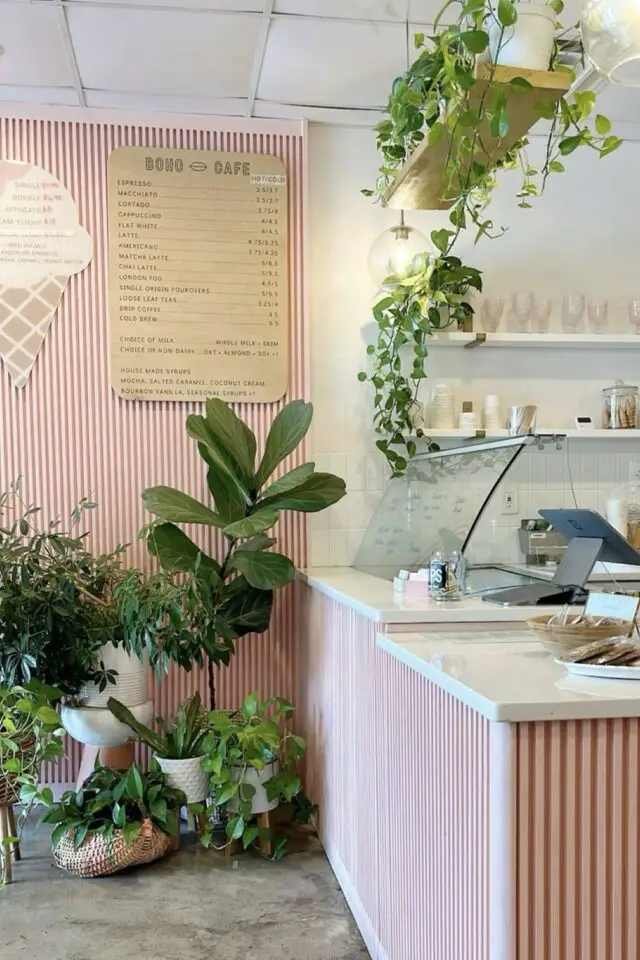 associer plantes vertes et déco rose lattes en bois peinte café nuance claire pastel poudré 