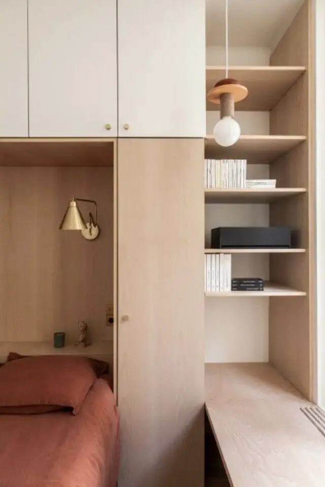 chambre d'amis polyvalente exemple meuble de rangement pratique étagère bureau en bois en face de la fenêtre 