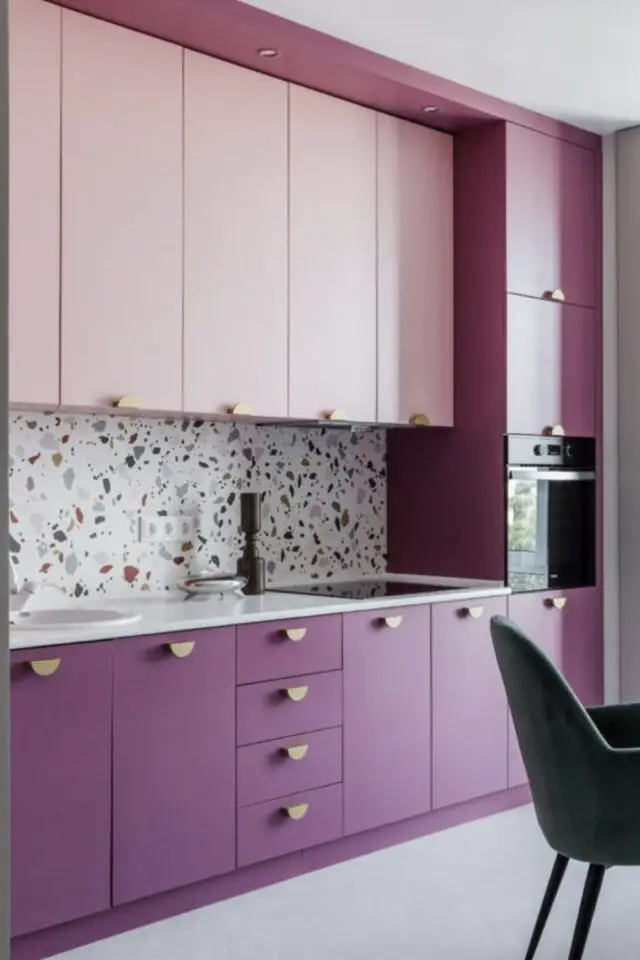 couleur cuisine rose exemple moderne meuble bas violet crédence terrazzo 