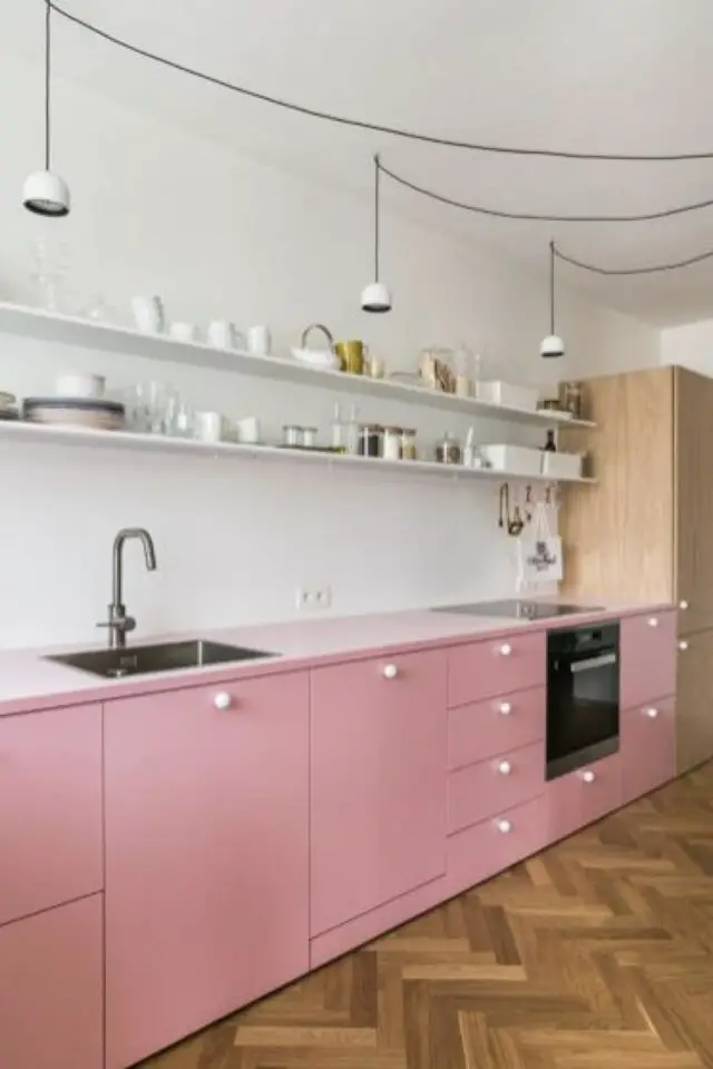 couleur cuisine rose exemple moderne et blanc en linéaire étagère parquet 