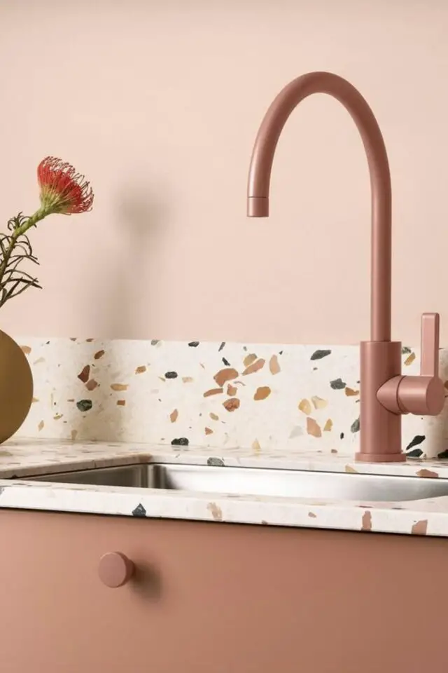 couleur cuisine rose exemple moderne plan de travail et mini crédence terrazzo robinetterie rose coloré 