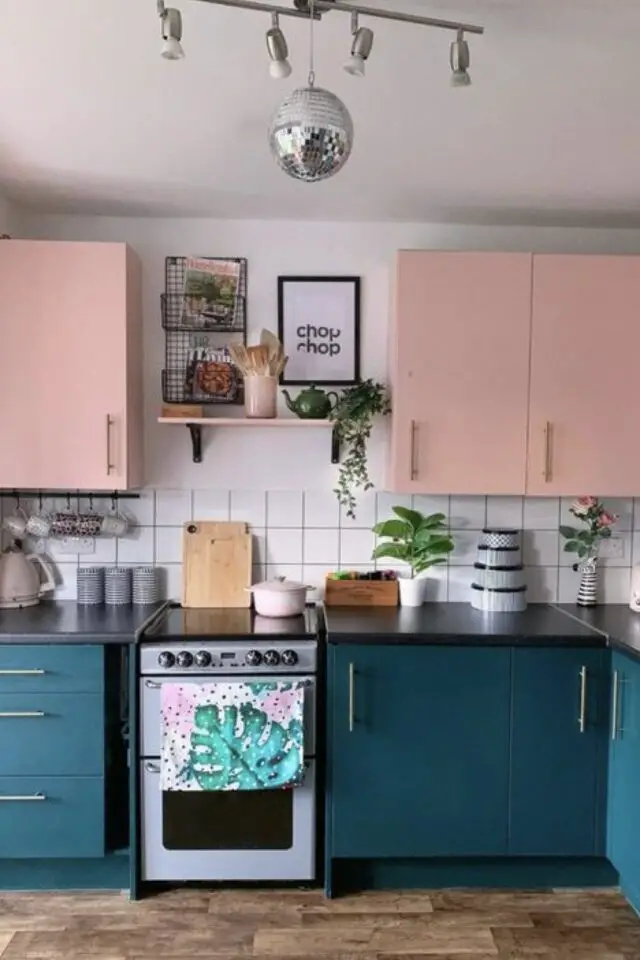 couleur cuisine rose exemple moderne bleu et blanc carrelage simple petite étagère tendance 