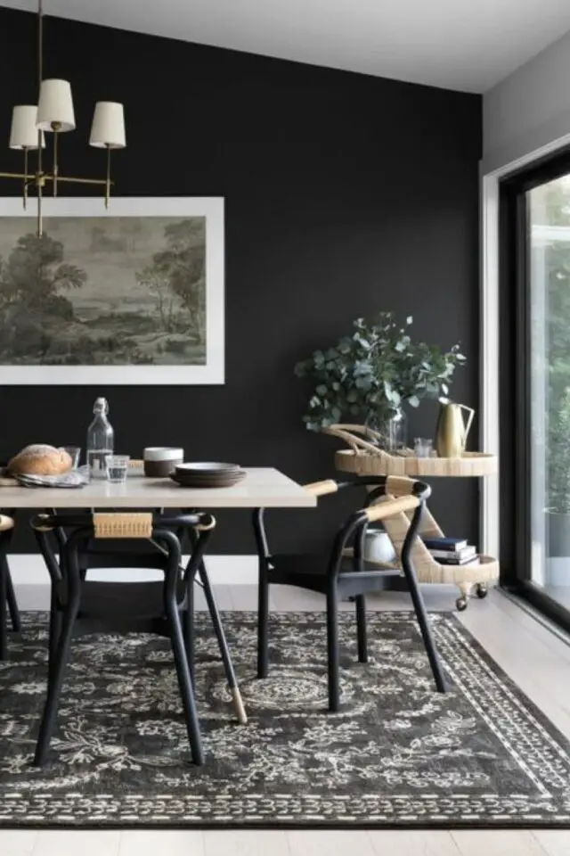 idée déco salle à manger couleur noir mur peinture accent tapis sombre chaise contraste plateau de table élégant et moderne 