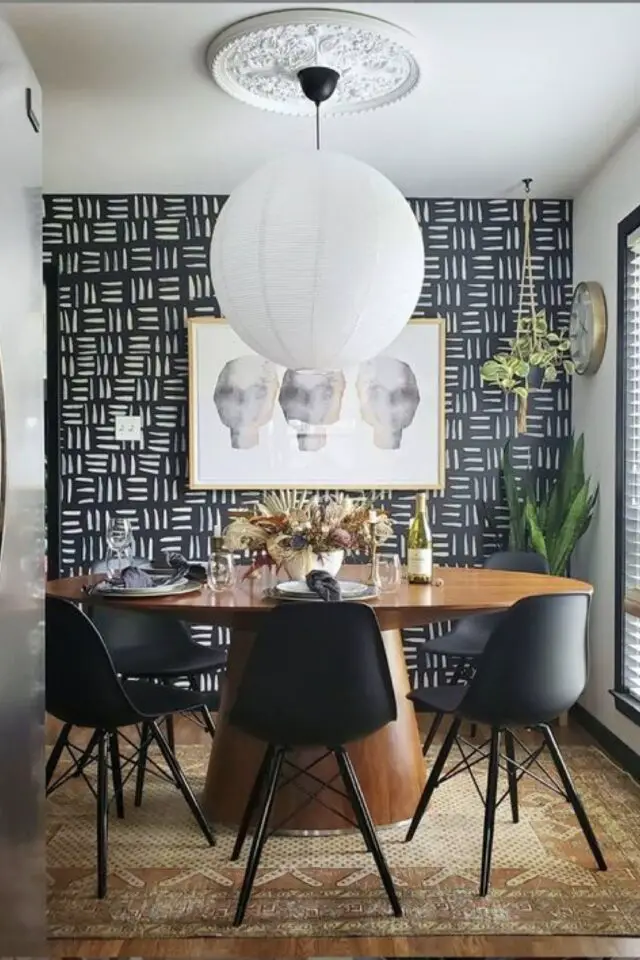 idée déco salle à manger couleur noir mur accent avec motif blanc chaises épuré table ovale en bois 