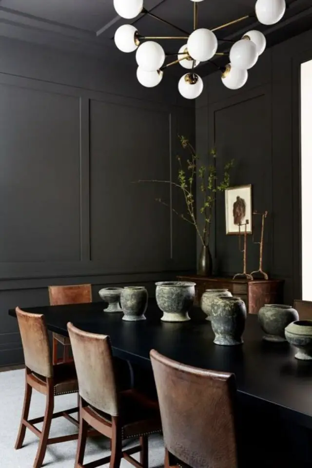 idée déco salle à manger couleur noir peinture mate mur et plafond table brillante satinée chaise en bois et cuir suspension globe opaline 