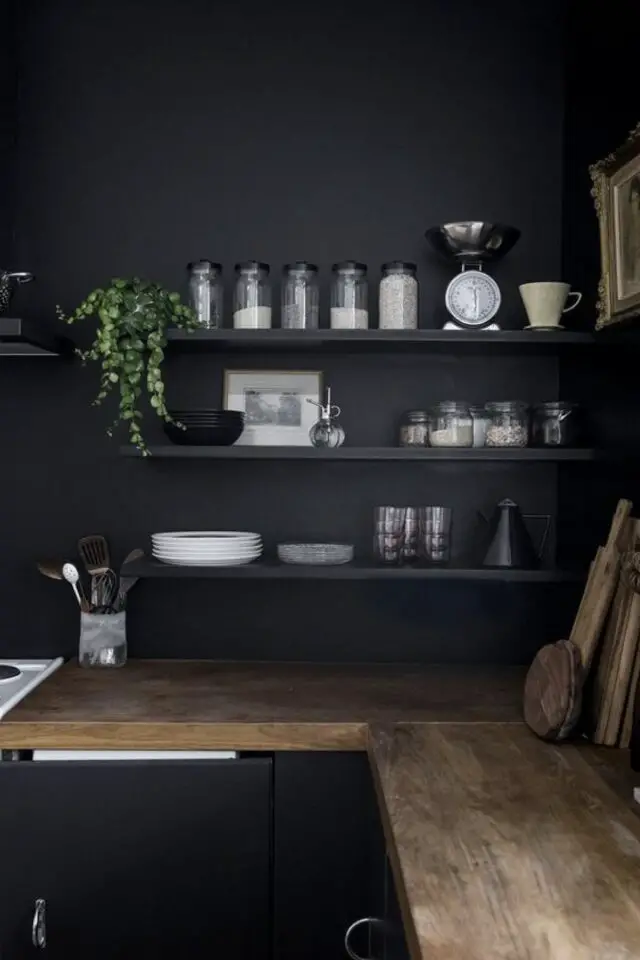 décoration intérieure cuisine noir exemple étagères peintes de la même couleur que le mur peinture mate plan de travail bois 