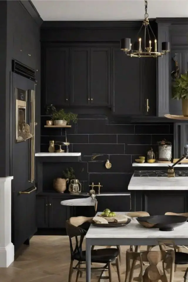 décoration intérieure cuisine noir exemple mur carrelage horizontal grand format meuble mate chic et élégant couleur sourde 